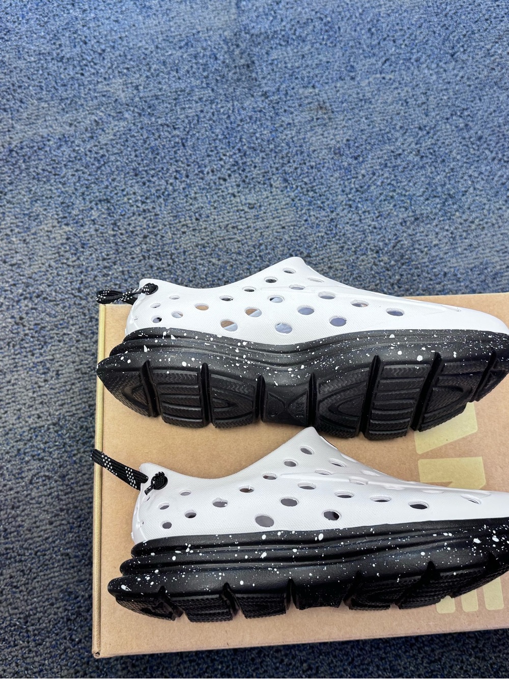 KANE Recovery Shoes NEW IN BOX White/Black Speckle Size M5/W7 - Picture 4 of 8